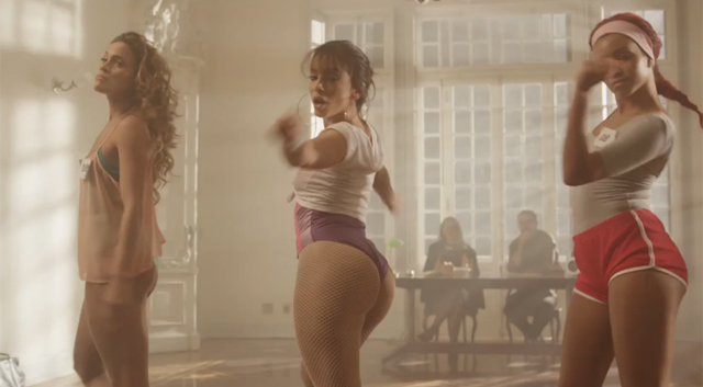 Grande rabo da Anitta é destaque em seu novo clipe “Na Batida”