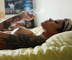 Raysa Mattos, brasileira tatuada peladinha em vídeo