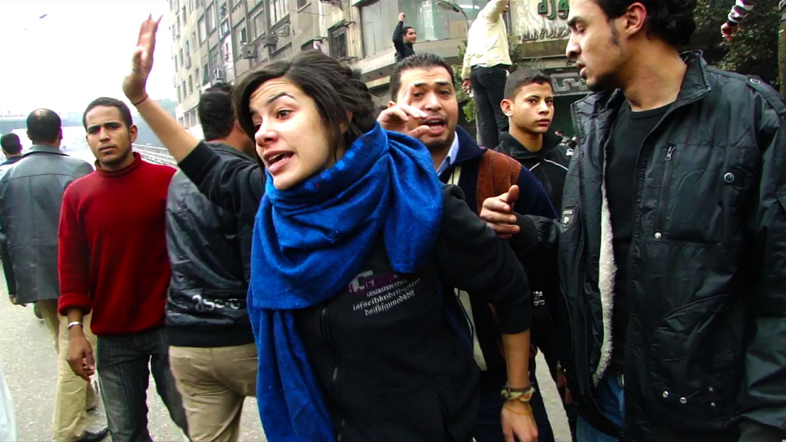 Vídeo mostra mulher feia sendo secada absurdamente nas ruas do Cairo, Egito!