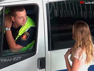 O que aconteceria se uma gostosa convidasse policiais para fazer sexo?