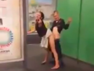 Casal safadinho é flagrado dando uma rapidinho em metrô na Alemanha