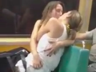 Lésbicas se pegam com vontade em vagão do metrô