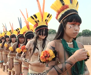 Índias do Alto Xingu obrigam os homens a fazer sexo