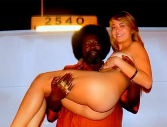 A delicinha Christina Platt apronta novamente no show do rapper Afroman