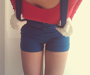 Gatinha vestida de “Super Mario” faz strip tease