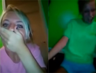 Enquanto a mãe geme no quarto, filhas gravam e se divertem comendo salgadinhos