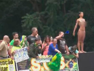 Mulher tira a roupa para protestar contra Dilma