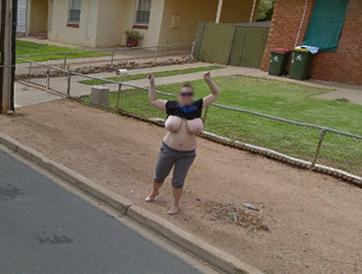 Australiana persegue carro do Google para mostrar seus peitões no Street View