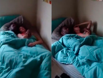 Homem flagra a namorada dormindo com outro