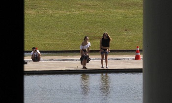 Jovens são flagradas mostrando a bunda para o Congresso Nacional