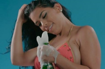 Gostosa tomando banho de champanhe em câmera lenta