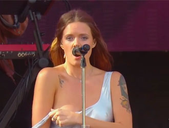 Cantora sueca Tove Lo exibe os seios em shows para promover seu single ‘Talking Body’