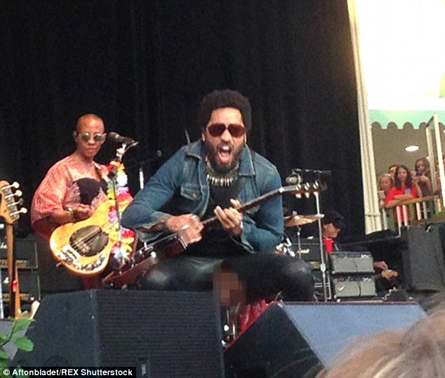 Pênis de Lenny Kravitz sai da calça no meio do show