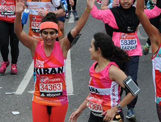 Mulher corre maratona menstruada sem usar absorvente como protesto