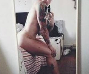 Penélope Nova posta selfie nua nas redes sociais, mas deleta