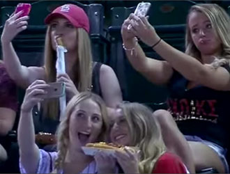 A extrema necessidade que as mulheres sentem por selfies