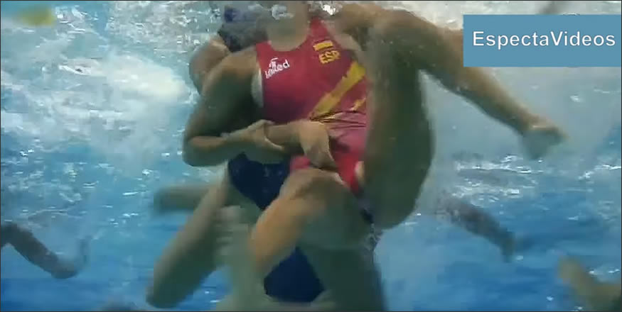 Vídeo mostra o que acontece dentro da água no polo aquático feminino