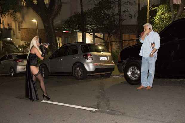 “Paparazzo misteriosa”: loira “caça” celebridades de lingerie