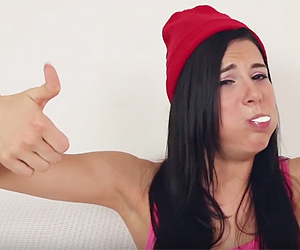 Atrizes pornôs participam do Chubby Bunny Challenge