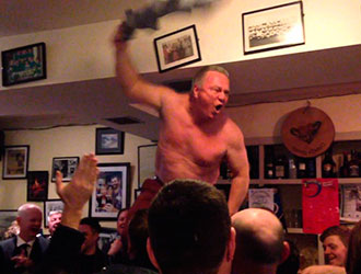 Amigos cantam em PUB para homenagear amigo falecido semana antes