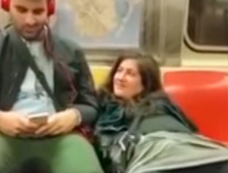 Mulher no cio pede uma mãozinha ao passageiro ao lado no vagão de metrô