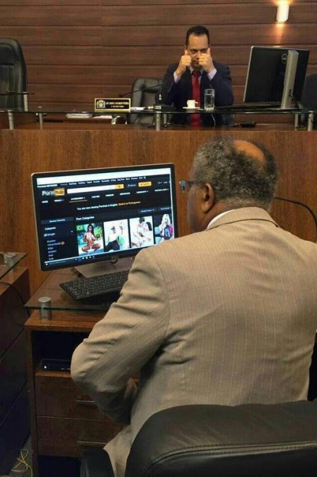 Vereador acessa site pornô durante sessão na Câmara