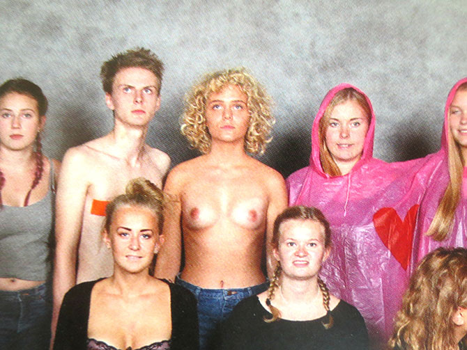 Estudante sueca faz topless em seu anuário escolar do ensino médio