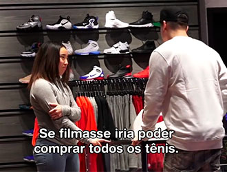 Abordando garotas para  ver se querem fazer pornô