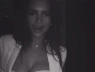 Emily Ratajkowski parece ter aprendido a dançar