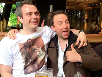 É isso o que acontece quando Robin envia seu nude para o grupo de amigos