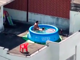 Casal transa dentro piscininha de plástico na cobertura do prédio