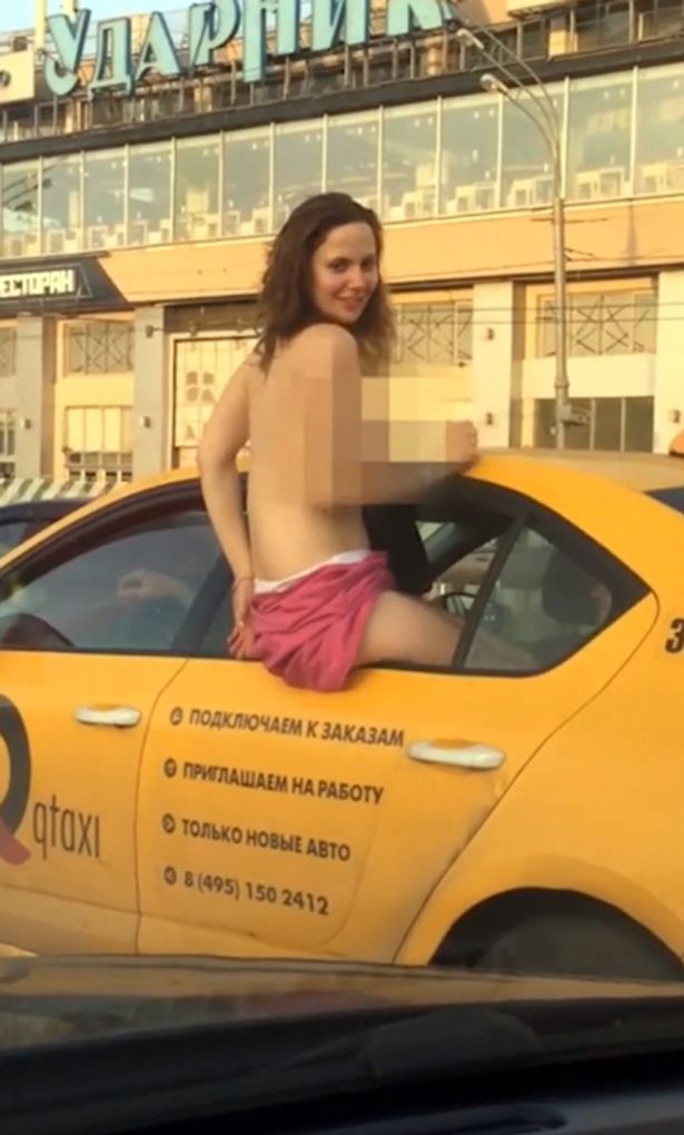 Casal faz sexo em táxi em movimento e quase causa acidente (vídeo)
