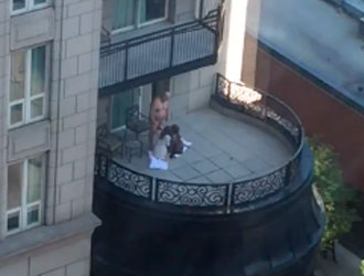 Vovô é flagrado se divertindo na varanda de hotel de luxo