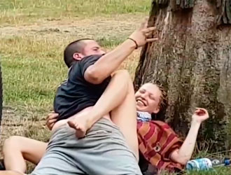 E mais um casal é flagrado transando em um parque público