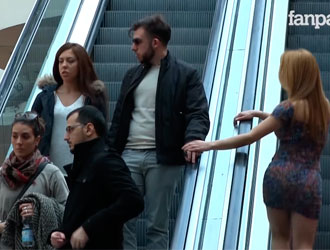 O que acontece quando você toca um estranho na escada rolante?