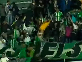 Torcedor comemora gol de seu time baixando as calças na arquibancada