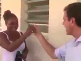 “Vai trepar muito nesse quartinho”, diz Eduardo Paes à moradora contemplada com apartamento