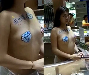 Atendente faz topless para atrair clientes em shopping na China