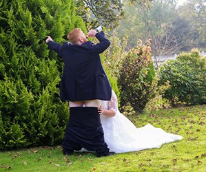 A controversa foto de casamento de Toni e Gareth. Divertida ou sem noção e mau gosto?