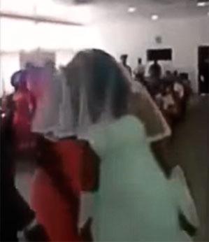 Amante do noivo invade casamento usando vestido igual ao da noiva, em Gana
