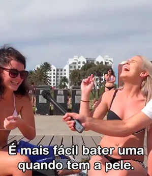 Pênis circuncidado ou não circuncidado? Garotas na praia respondem!