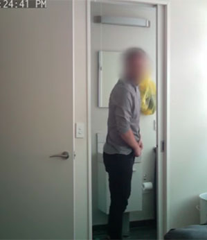 Homem é filmado ao pegar escova de dente de mulher com quem divide apartamento para passar no pênis