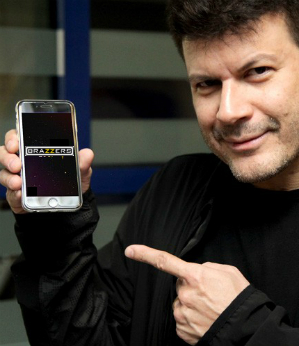 Cantor Paulo Ricardo assiste pornô no aeroporto