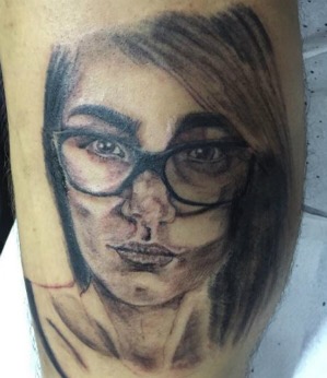 Mia Khalifa pega mal com tatuagem de brasileiro com seu rosto