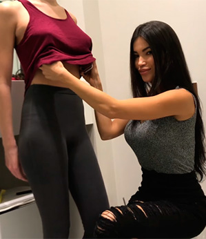 Sveta Bily ensina como identificar peitos com silicone usando a lanterna do celular