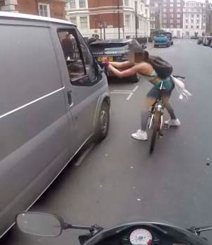 Ciclista feminina se vinga depois de sofrer assédio de motorista de van