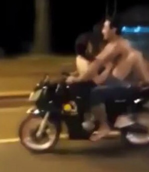 Flagra: sexo em moto em movimento (Vídeo)