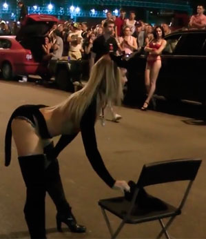 Stripper anima corrida de rua na Rússia (parte 3)