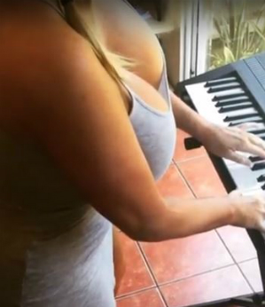 Aulas de piano com uma pianista MILF voluptuosa