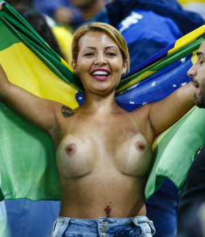 Torcedora se empolga e celebra gol do Brasil com topless